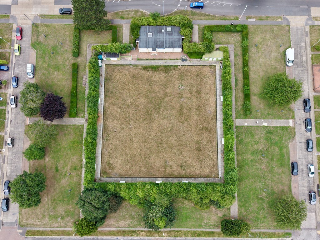 Lot: 100 - BOWLS CLUB WITH POTENTIAL - Arieal view of site